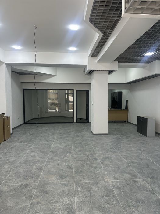 Помещения под офис или салон 84 кв.м с новым ремонтом .