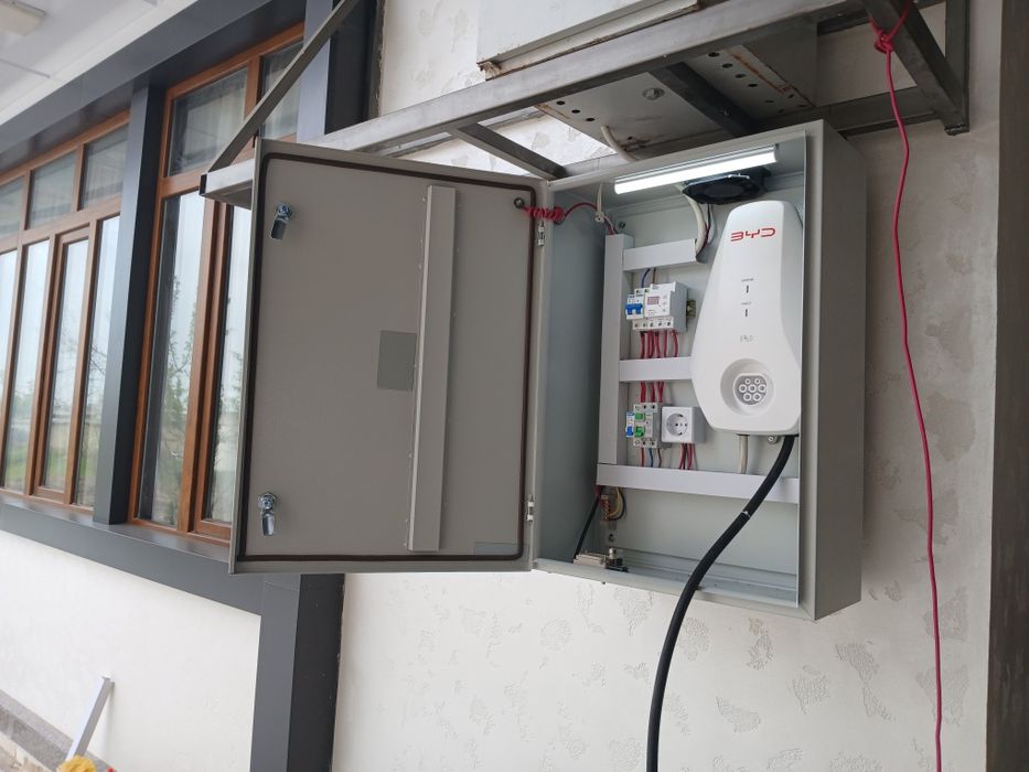 Установка зарядного устройства для электромобиля. Elektromobil  zaryad