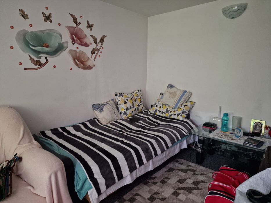 Închiriez garsonieră la curte, corp separat.