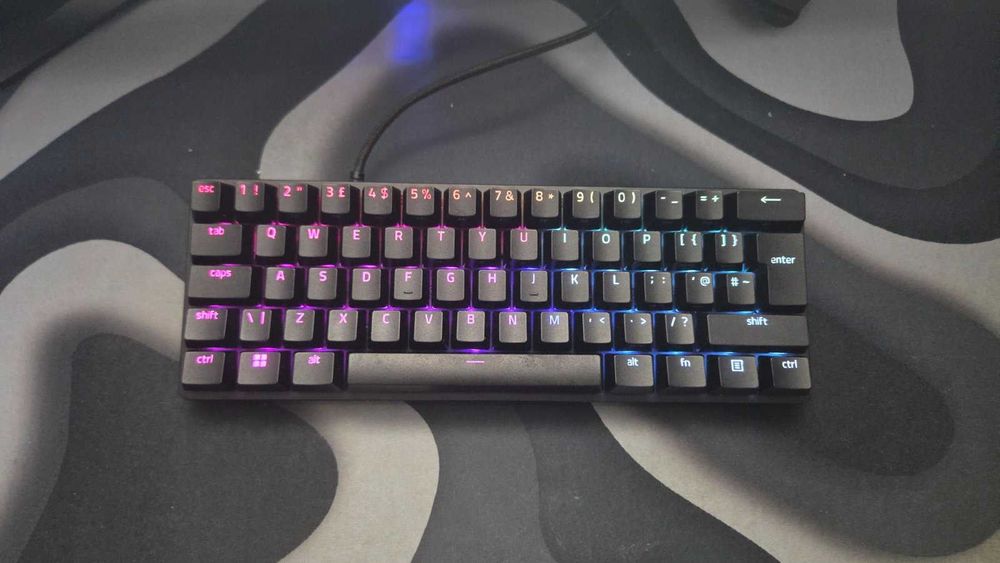Геймърска механична клавиатура Razer Huntsman Mini (60%, Purple Clicky Switches, RGB)