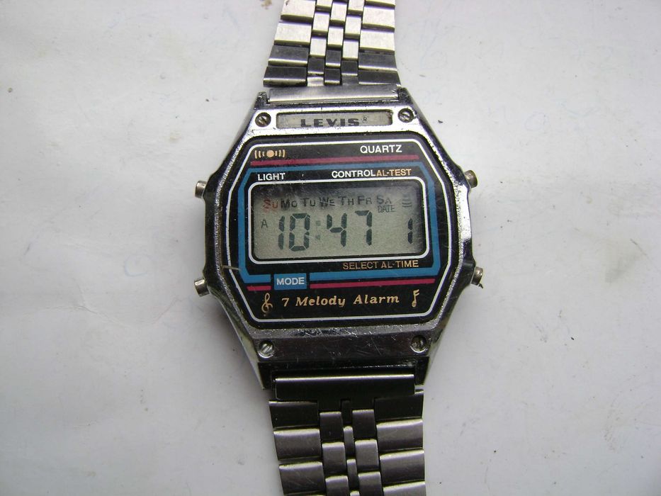 Продавам 5 броя ретро кварцови часовници Levis,Time Tronic,Quartz