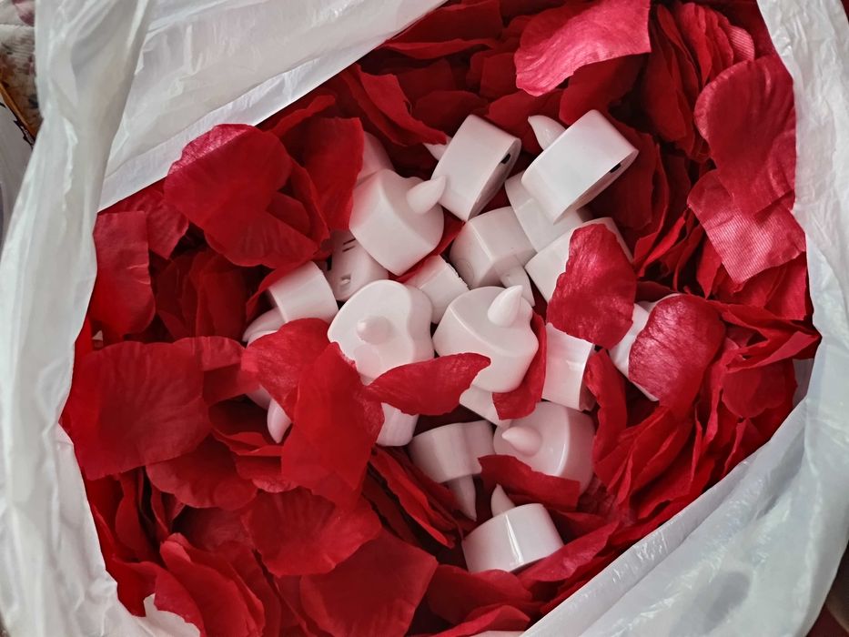 1000 листа от рози с 20 свещи във формата на сърце