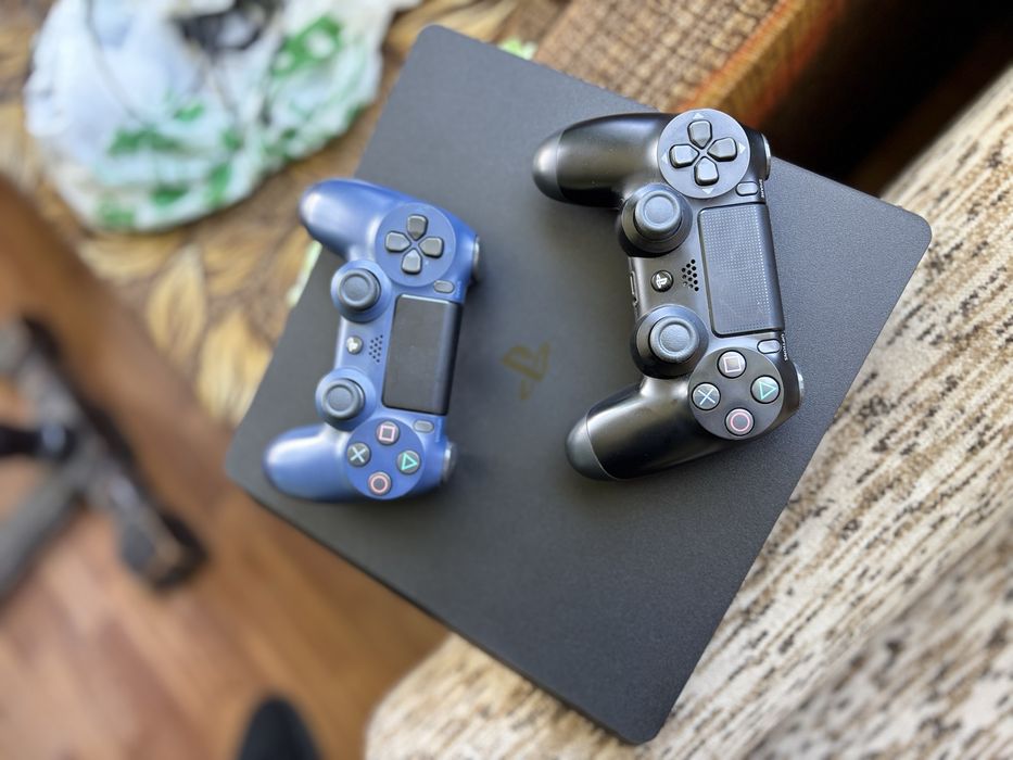 PS4 Slim + 2 джойстика – Вземи и играй веднага!
