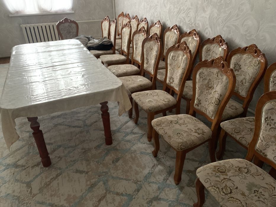 Стол стулья для гостей