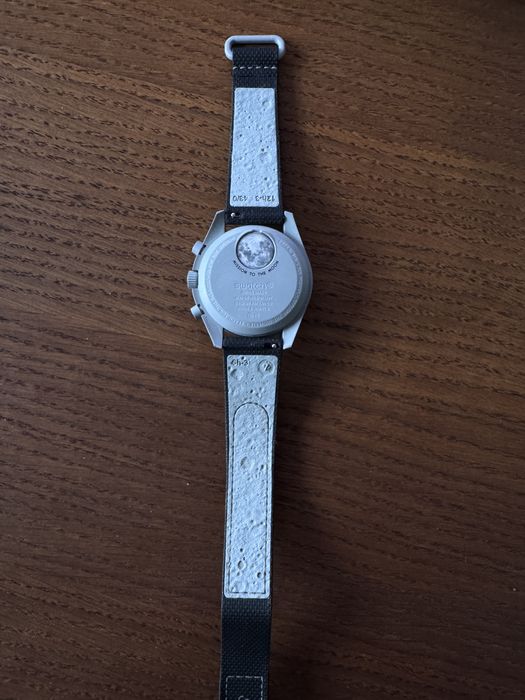Ceas Omega Swatch Mission to the Moon si cureaua optionala