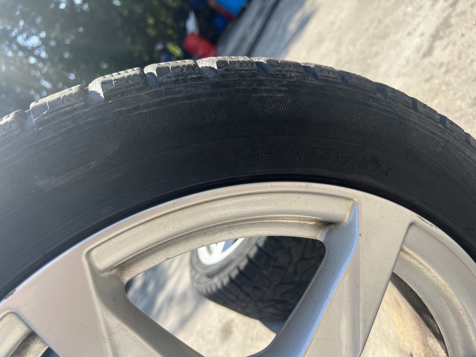 Anvelope marimea 235/45/R17 de iarna plus jante originale de audi