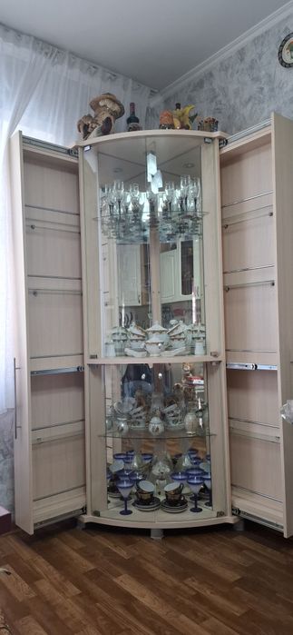 Срочно !!! Продам шкаф витрина