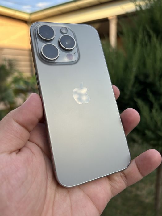 iPhone 15 Pro natural titan