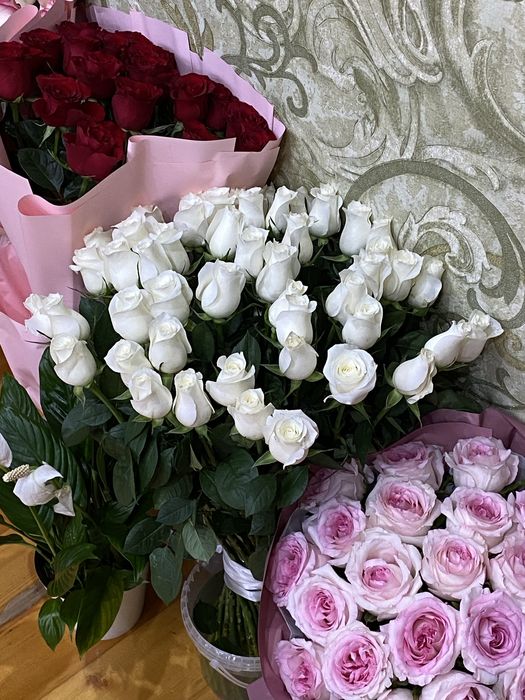 Белые ,красные,розовые цветы