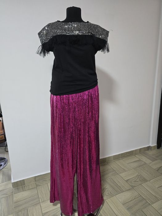 Pantaloni cu paiete fucsia, prezinta captuseala si buzunare