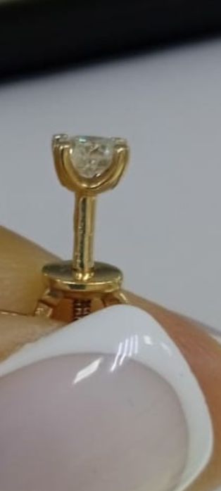 Золотой гвоздик с бриллиантами