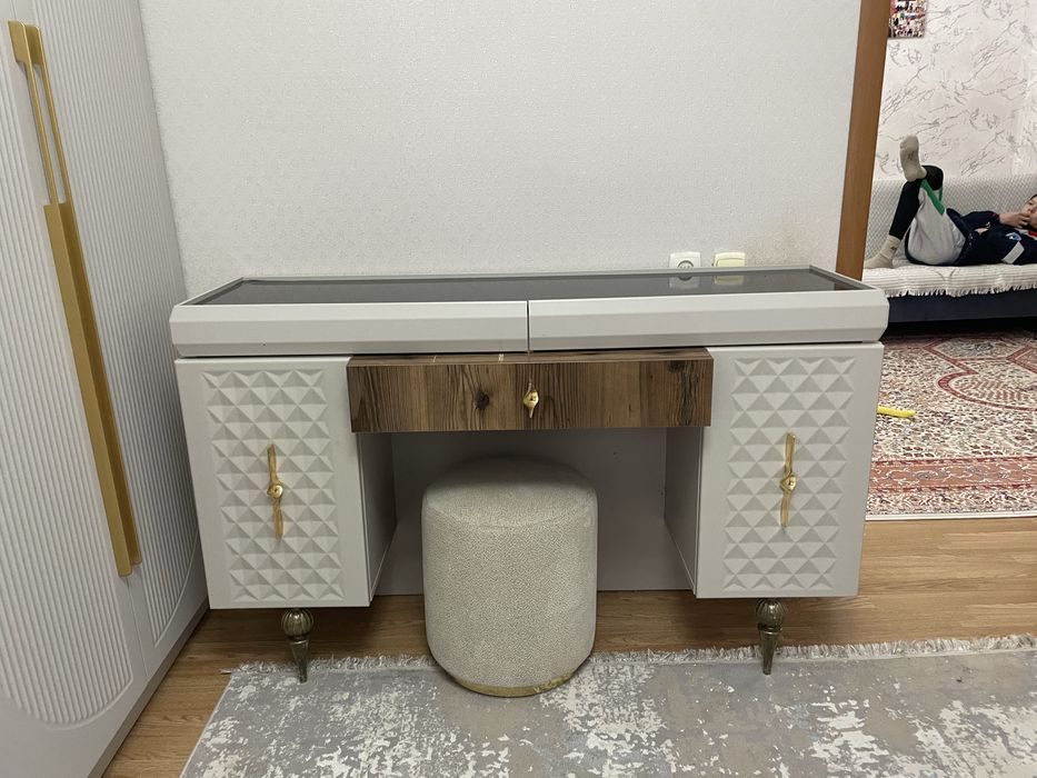 Комод с тумбочкой и с зерколой