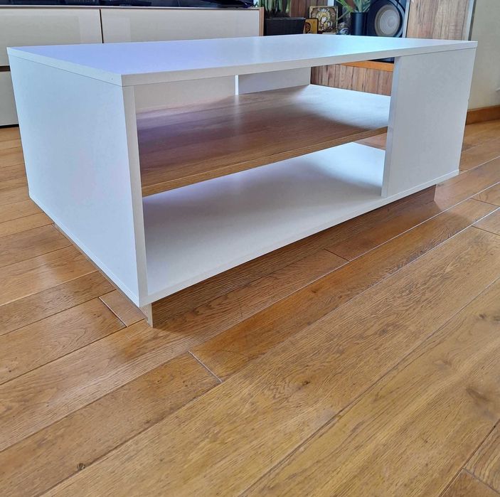 Модерна холна маса в отлично състояние