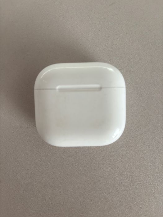 Продам оригинальные Apple AirPods 4