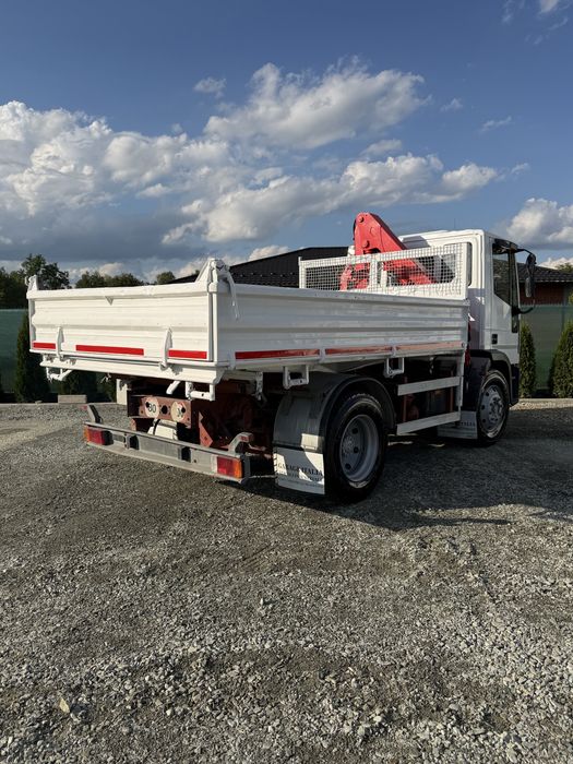 Camion basculabil cu macara