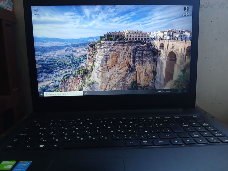 Продавам лаптоп Lenovo.   Може и лек коментар на цената.