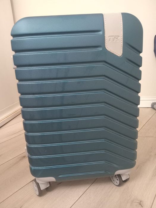 Продам б/у чемоданы