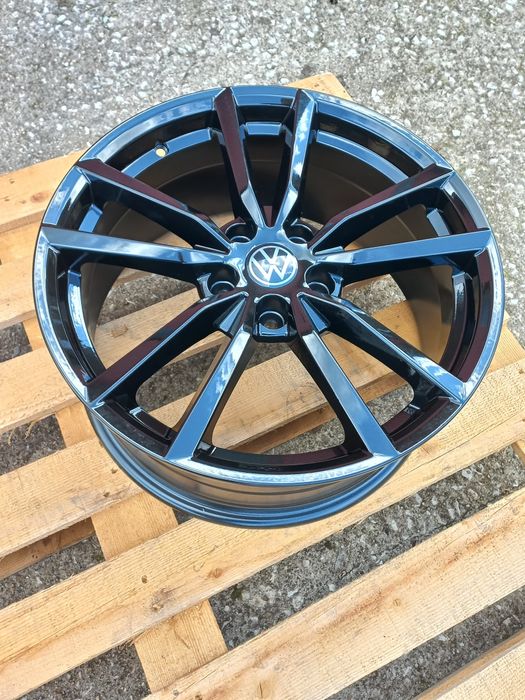 18"Vw Poteria 5x112 Piano Black 8j et45 Golf Passat Tiguan Jetta Touran Чисто Нови.
Poteria Piano Black.