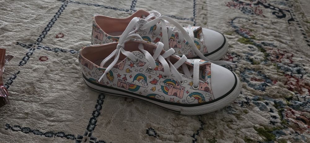 Teniși converse.