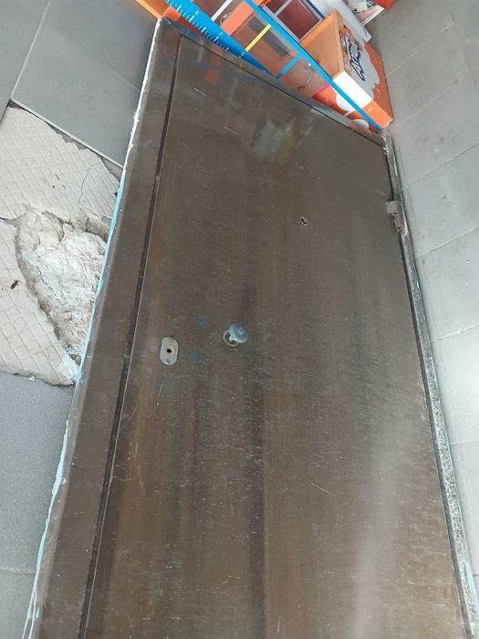 Продам железную дверь