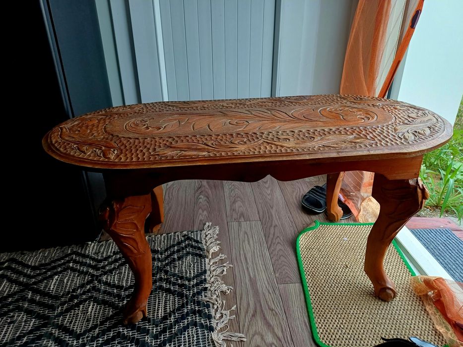 Masuta si oglinda  sculptate manual in lemn masiv