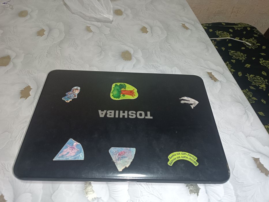 O'qish va ish uchun Toshiba Satellite noutbuki (Core i5 / 4GB RAM)