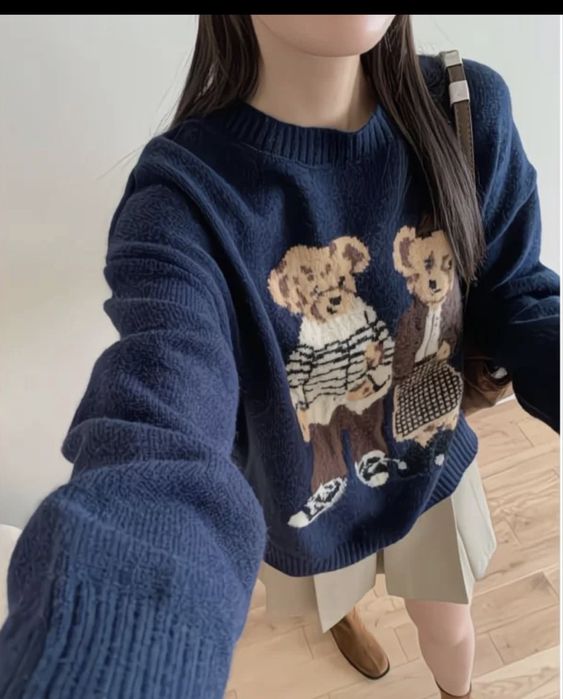 Свитер темно-синий с мишками новый