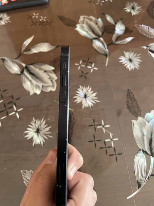Продавам Iphone 12 64gb