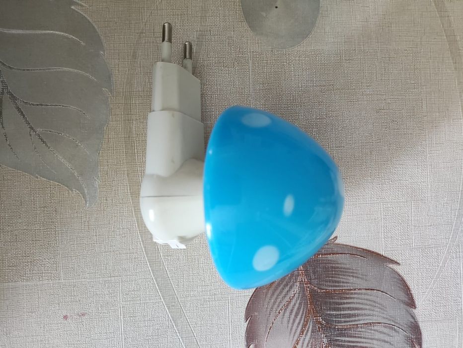 Светильник голубого цвета и прочее