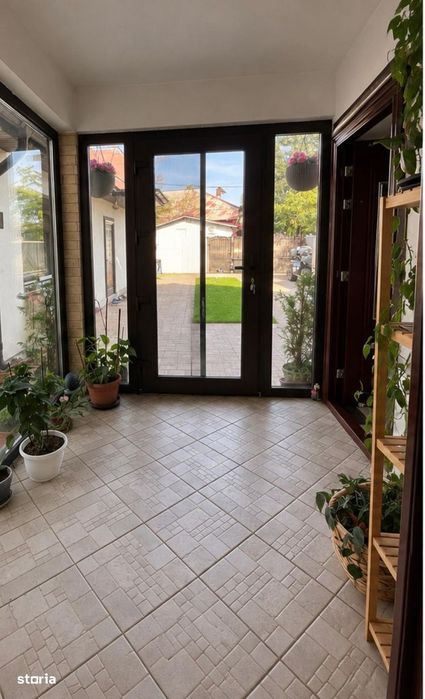 Două case, o singură proprietate, vedere la lac