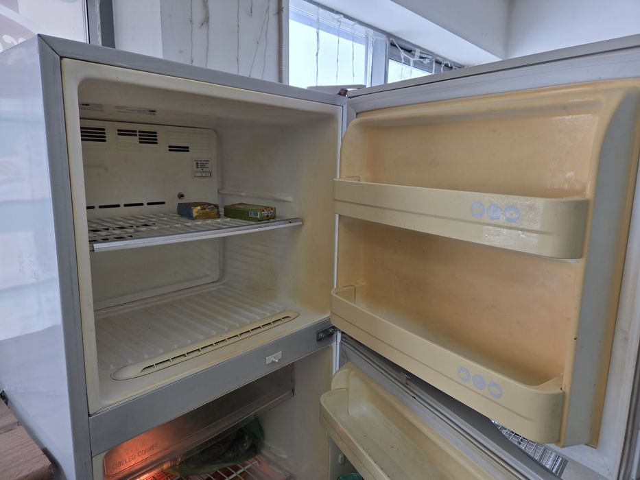 Продам холодильник большой вместительный