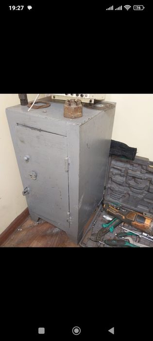 Продам сейф металлический