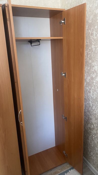 Шкаф вешалка в хорошем состянии