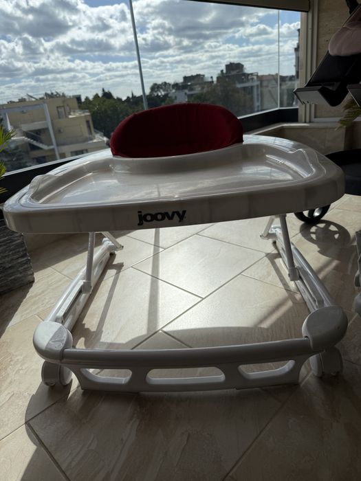 Бебешка проходилка Joovy Spoon, стабилна, удобна и лесна за почистване