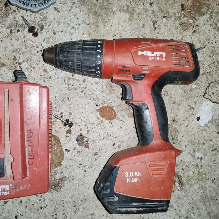 Hilti cu acumulator  și încărcător,