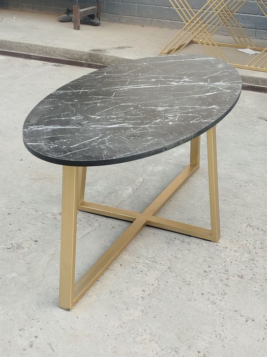 Ovalniy jurnalniy stol loft