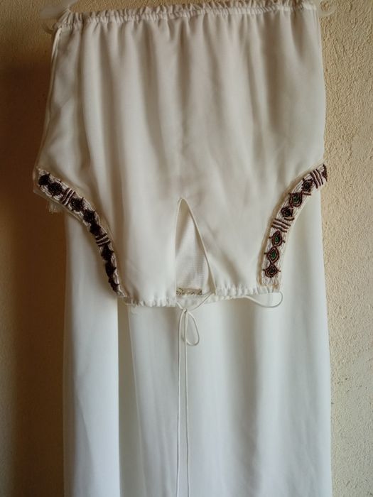 Рокля в бяло дълга