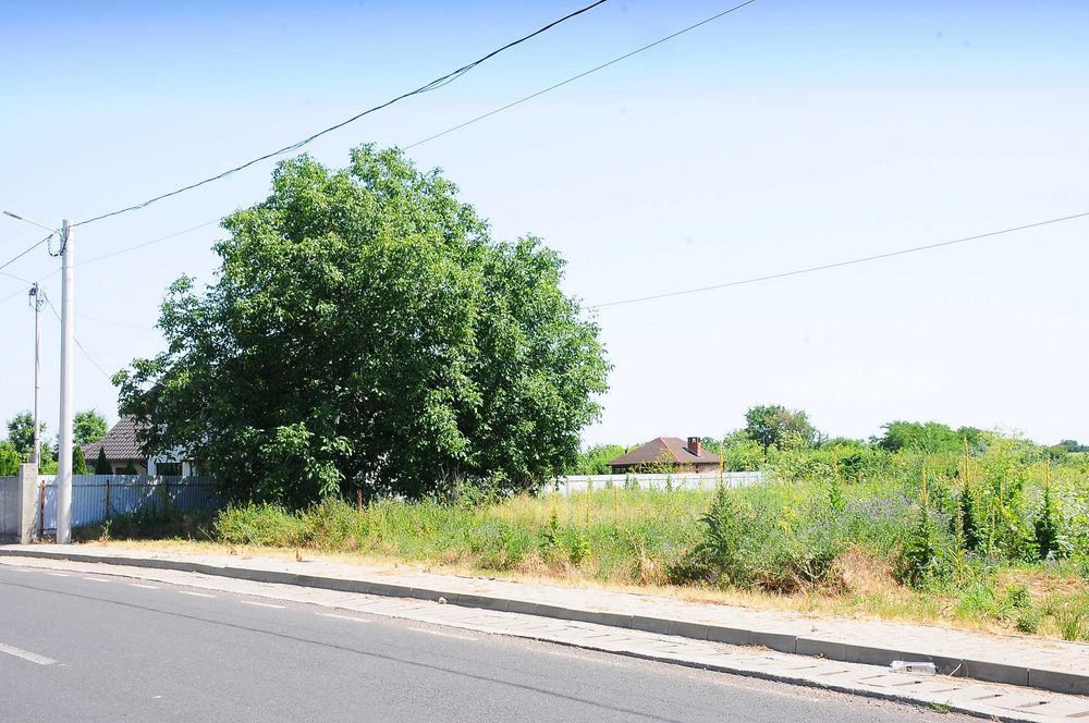Vand teren intravilan la Șoseaua Focșani-Cotești 7.300 mp, deschidere la șosea 24.5 metri, 2 drumuri de acces
