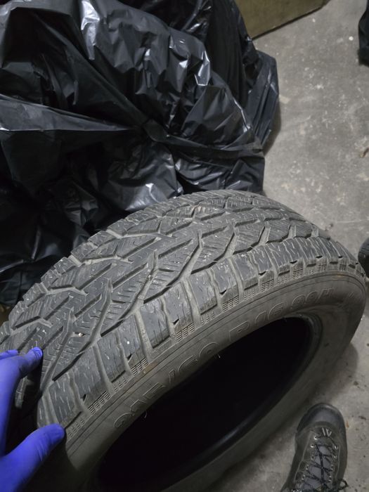 Vând anvelope 215 60 16