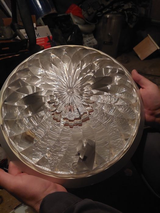 Продам люстру ,красивая ,светлая .