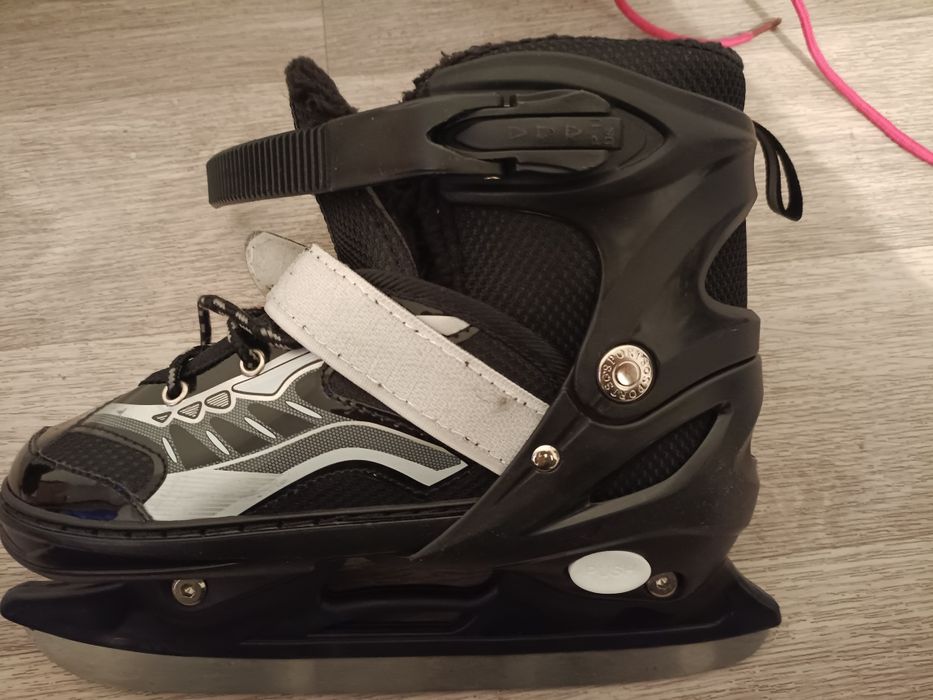 Коньки две пары.