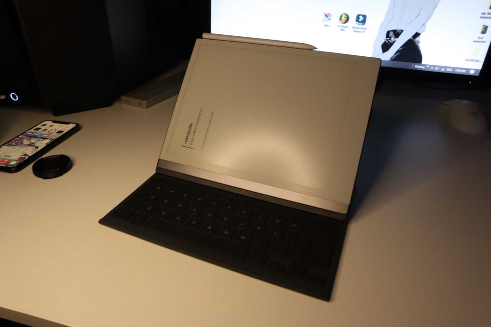 Remarkable + Husa cu Tastatura si varfuri de creion