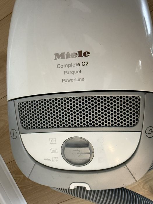 Ръчна прахосмукачка Miele Complete C2