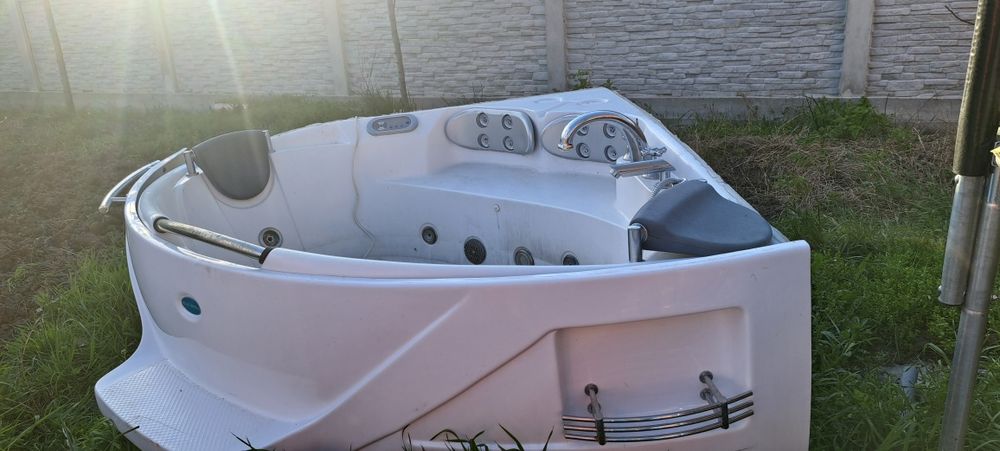 Cadă cu jacuzzi – stare foarte bună, preț avantajos