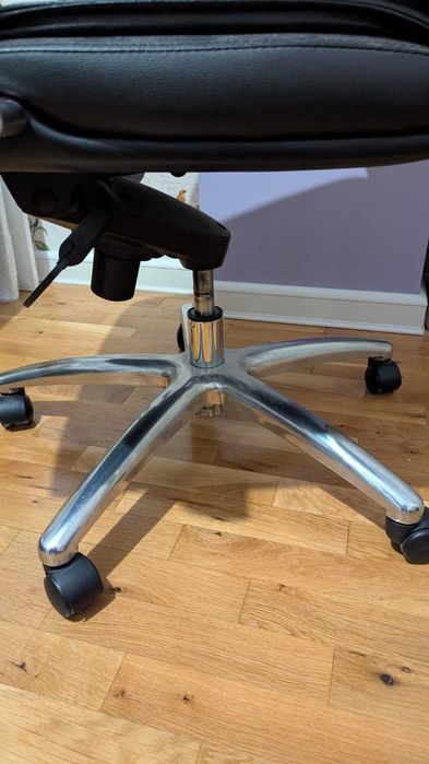 Офис стол от естествена кожа