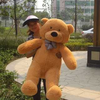 "Большой плюшевый медведь со скидкой: обнимай по выгодной цене!"