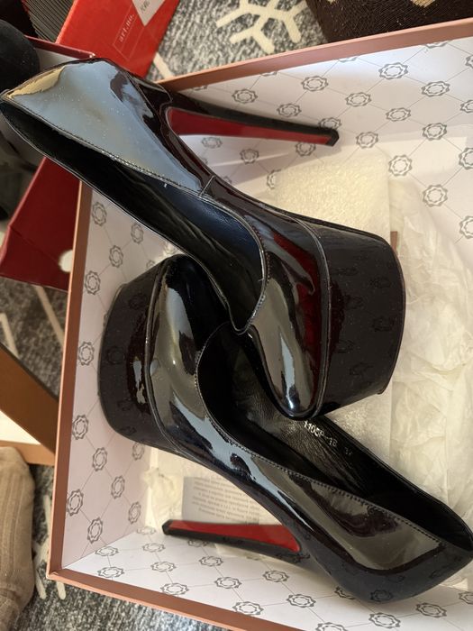 Отдам даром черные туфли