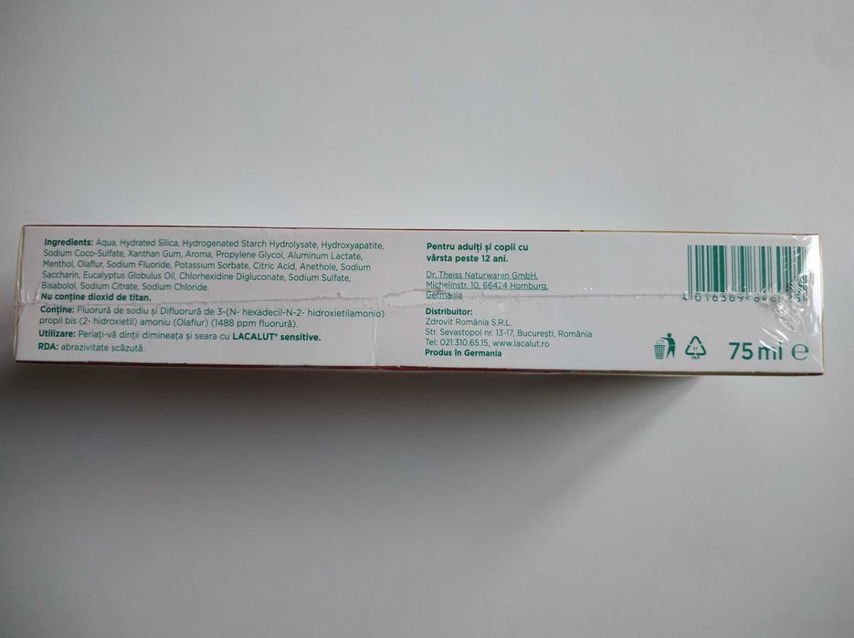 Pachet pasta de dinti Lacalut Sensitive 75 ml + ata dentara