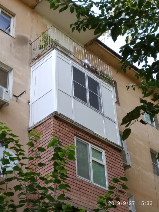 Легкое остекление балконов из Акфа и Сендвич панелей.