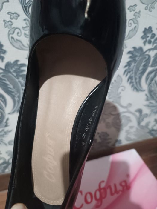 Туфли 40 размера лакированные на высоком каблуке